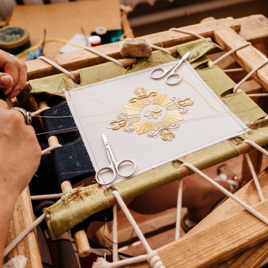 Вышивка с изображением корзинки с рукоделием