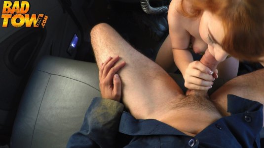 Девушка отсасывает в машине