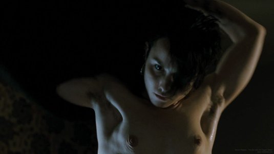 Нуми Рапас по ту сторону голая