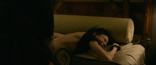 Девушка с татуировкой дракона эро