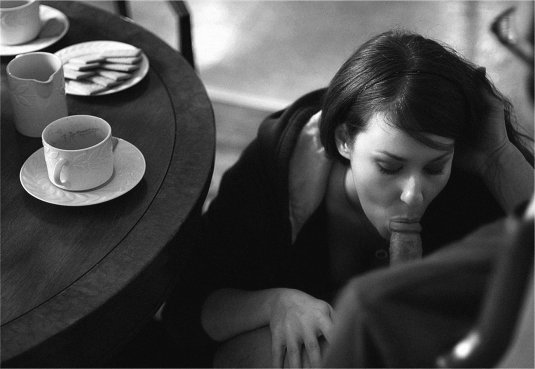 Отсосала через дырку в стене