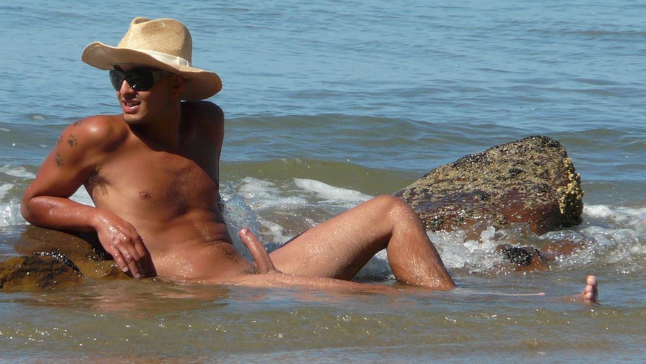 мужики на пляже отдыхают голыми фото 106