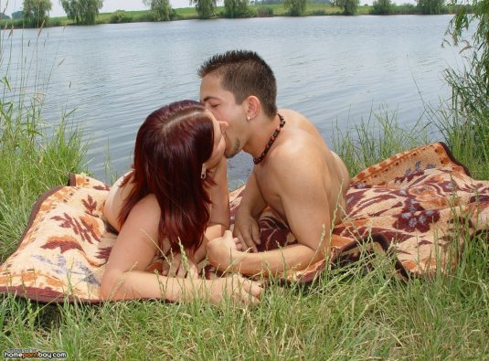 Порнография на берегу реки