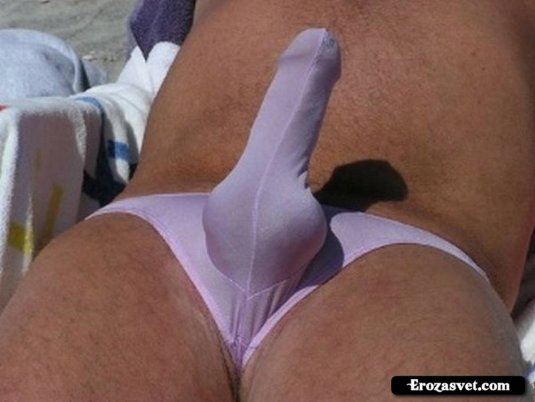 Огромный член в мужских стрингах