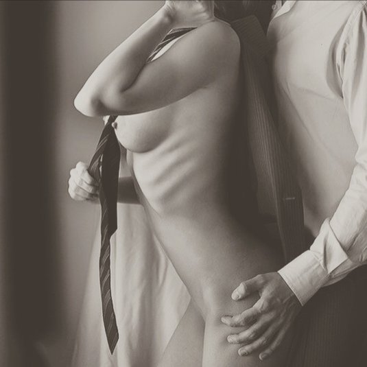 Эротическая фотосессия с галстуком