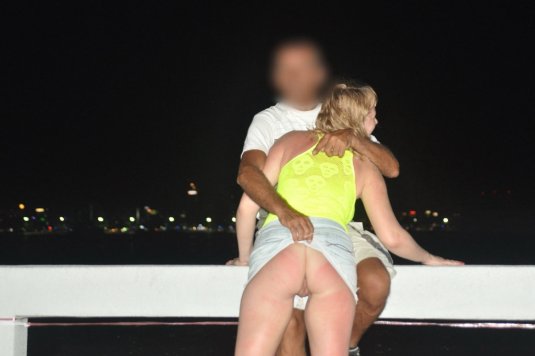 Трогают голых девчонок на улице