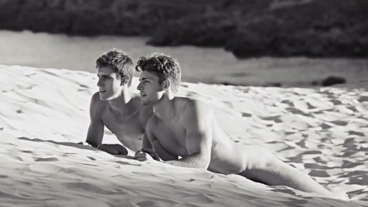 Мужчины без трусов на пляже