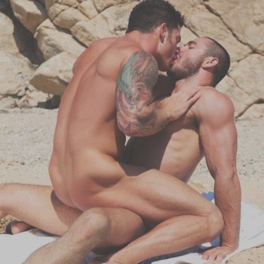 Мужчина и женщина голые на острове