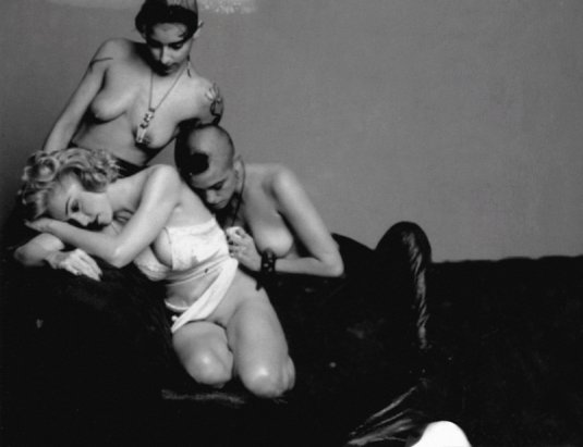 Стивеном Мейзелом голая Мадонна