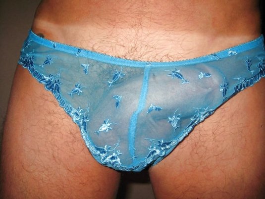 Мужчина в женских трусах домашнее