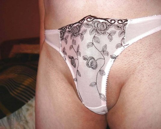 Юноша в женских трусиках
