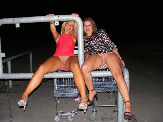 Пьяные девушки без трусов