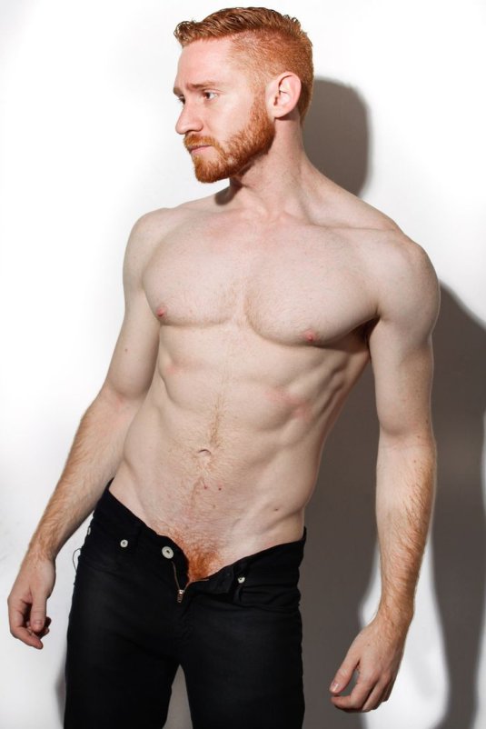 Рыжеволосый парень раздетый