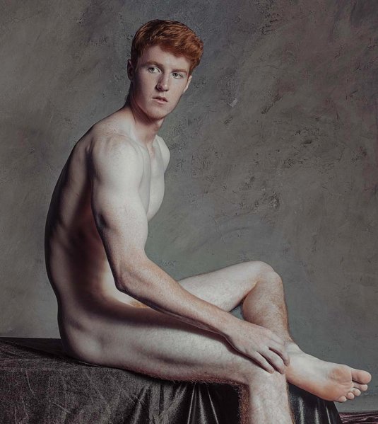 Голый рыжий парень с членами