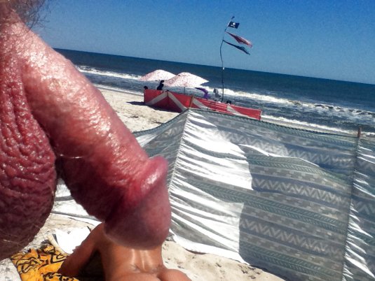 Девушку огромным членом на пляже