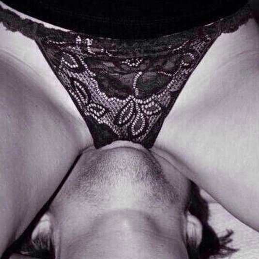 Мужская рука в женских трусиках