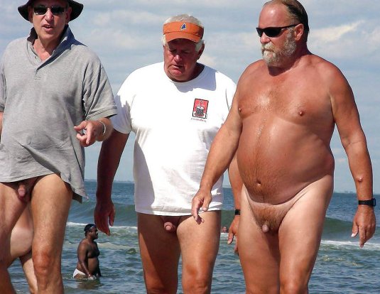 Голые толстые парни на пляже