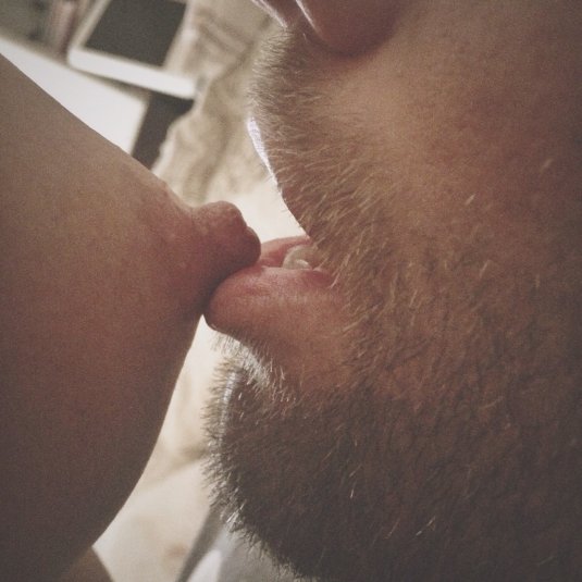 Мужчина покусывает соски