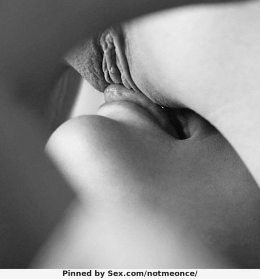 Кунилингус в чулках чёрно белое