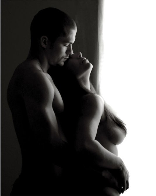 Голые мужчина и женщина обнимаются