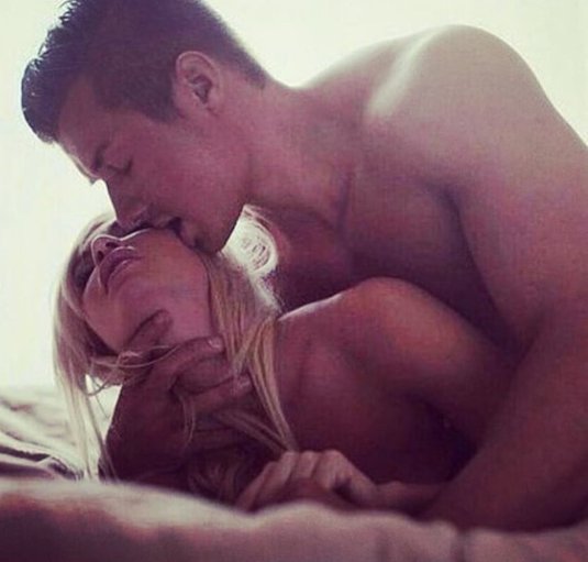 Эротические объятия в постели