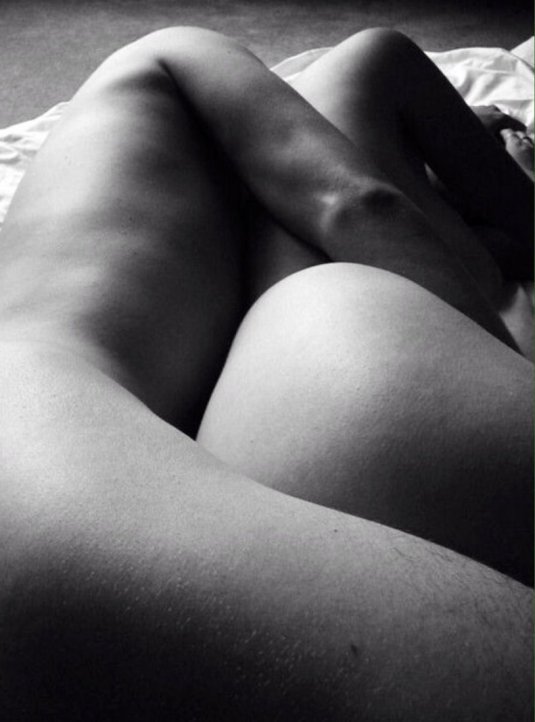 Эротично обнимает в кровати