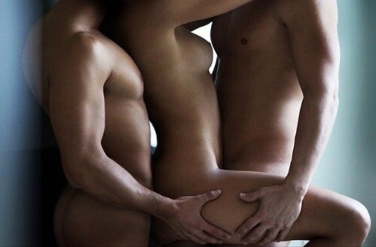 Красивый эротические обнимашки втроем