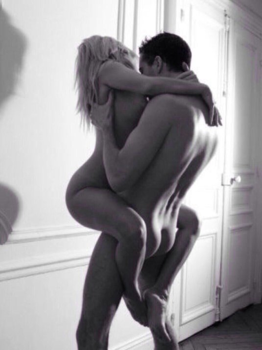 Обнимашки парня и девушки ню