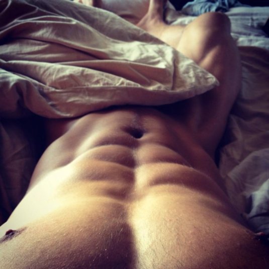 Голый парень перед зеркалом