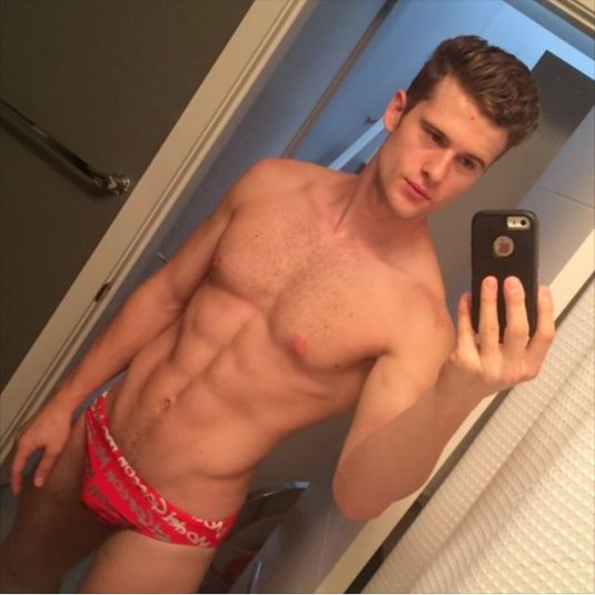 Голые накаченные парни домашнее