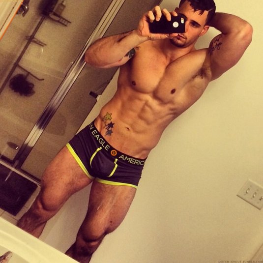 Мужской член в трусах домашнее