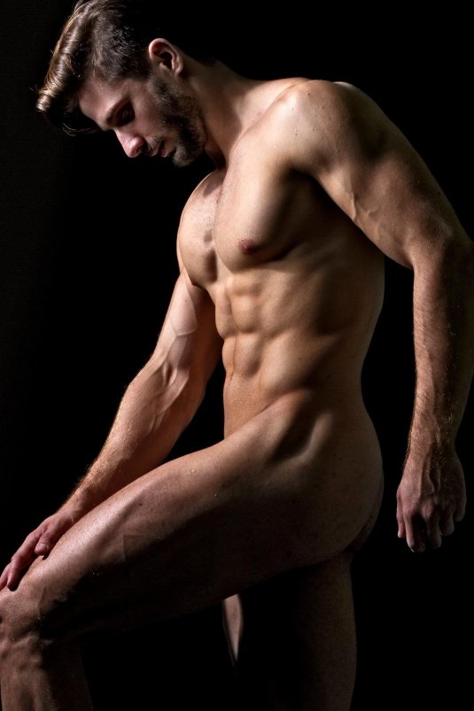Голые мускулистые мужчины