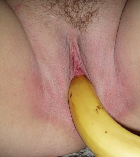 Очищенный банан в киске