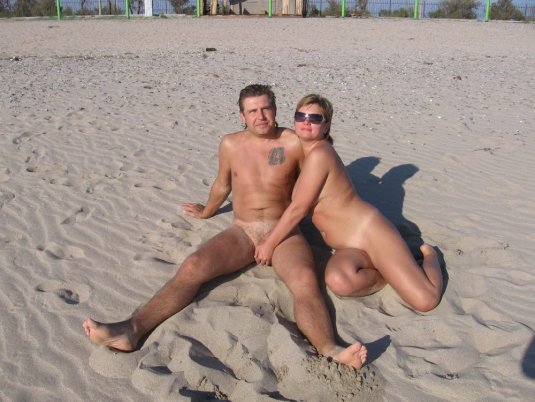 Голые пары без трусов на пляже