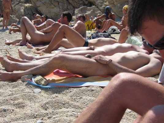 Голые парни на нудийском пляже