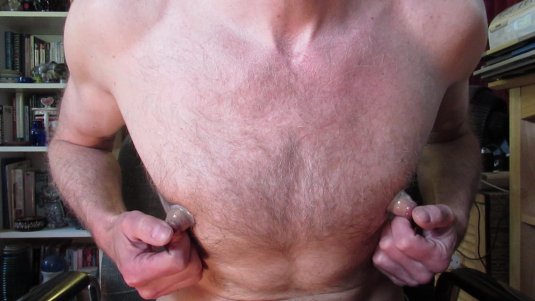 Огромные мужские сиськи