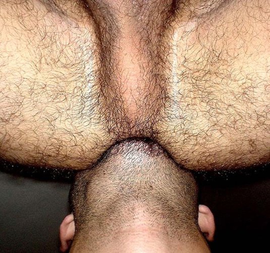 Огромный волосатый мужской анус