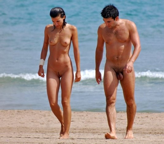 Голые мужчины и женщины на пляже