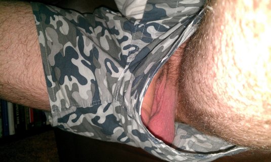 Парни в шортах без трусов