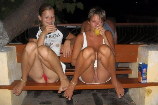 Зрелая пьяная без трусов