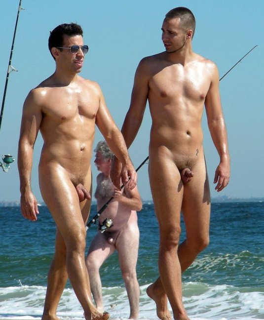 Красивые голые парни на пляже