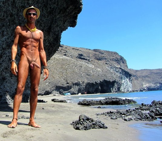 Голый мужчина на пляже ню