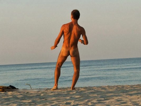 Красивые голые парни на море