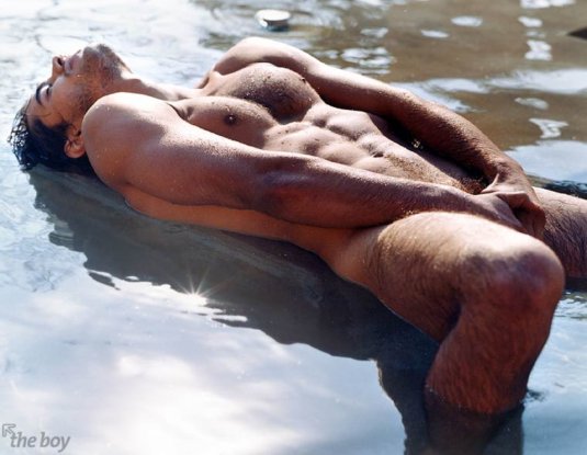 Голый мужик лежит на пляже