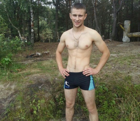 Молодые русские парни в трусах