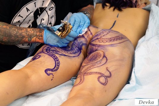 Порнозвезда с тату осьминога