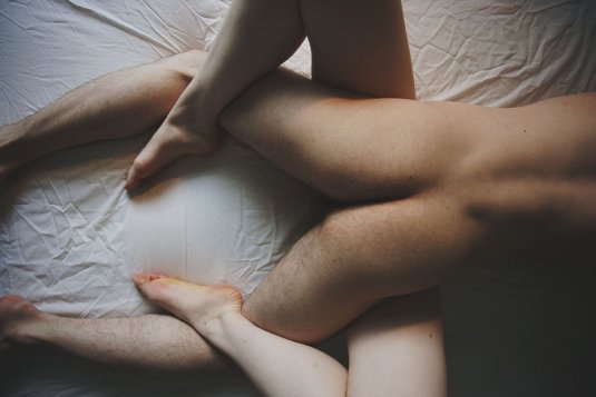 Эротика. Женщина обнимает мужчину ногами