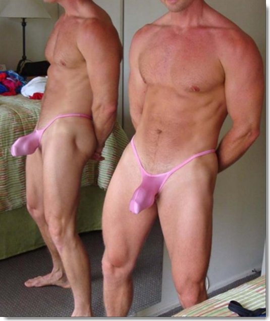 Мужской член в стрингах