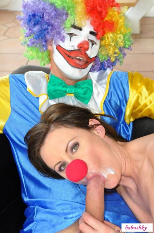 Ебутся в цирке два клоуна