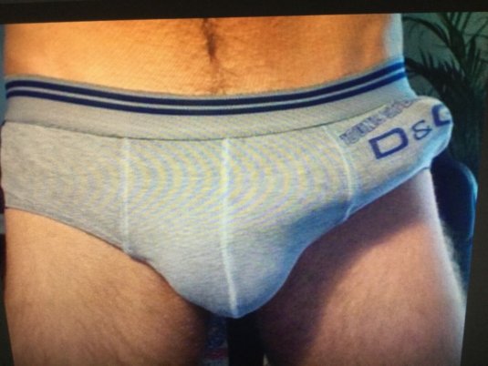 Мужской пенис в трусах
